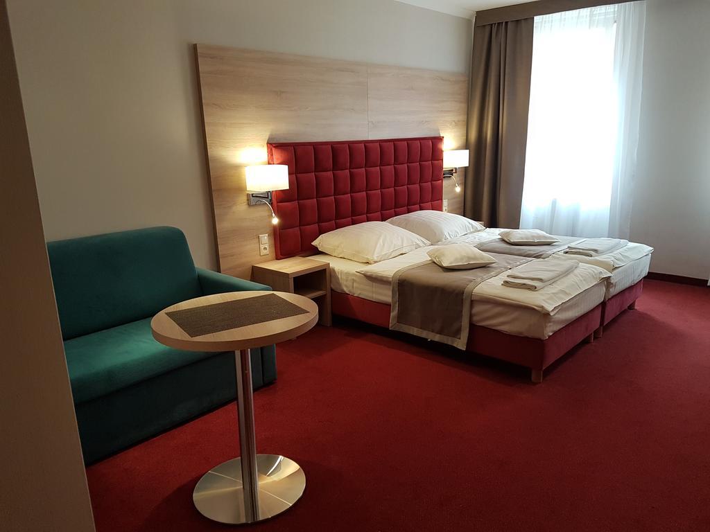 Hotel Texicana Sulechów エクステリア 写真
